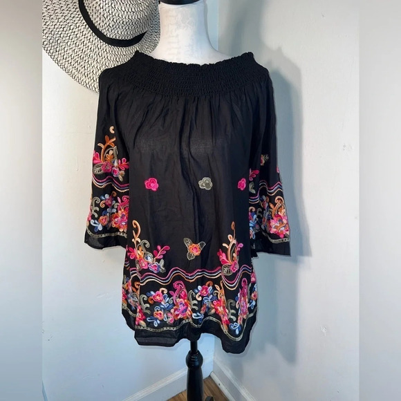 Studio West, M, embroidered tunic with 3 inch smock neckline w/3/4 bell sleeves. - Picture 1 of 8